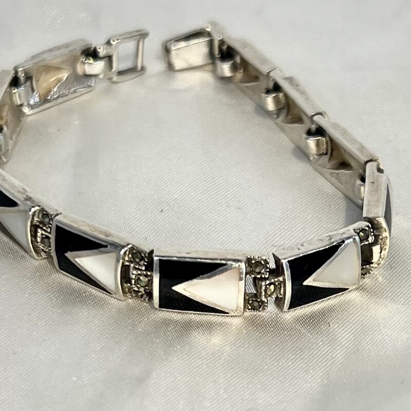 925 Mother Of Pearl Inlay Bracelet
White, Black, Silver
Size: 7 Diameter