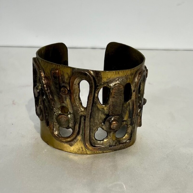 Artisan Metal Cuff Bracelet
Bronze Gold Size: 2.5diameter