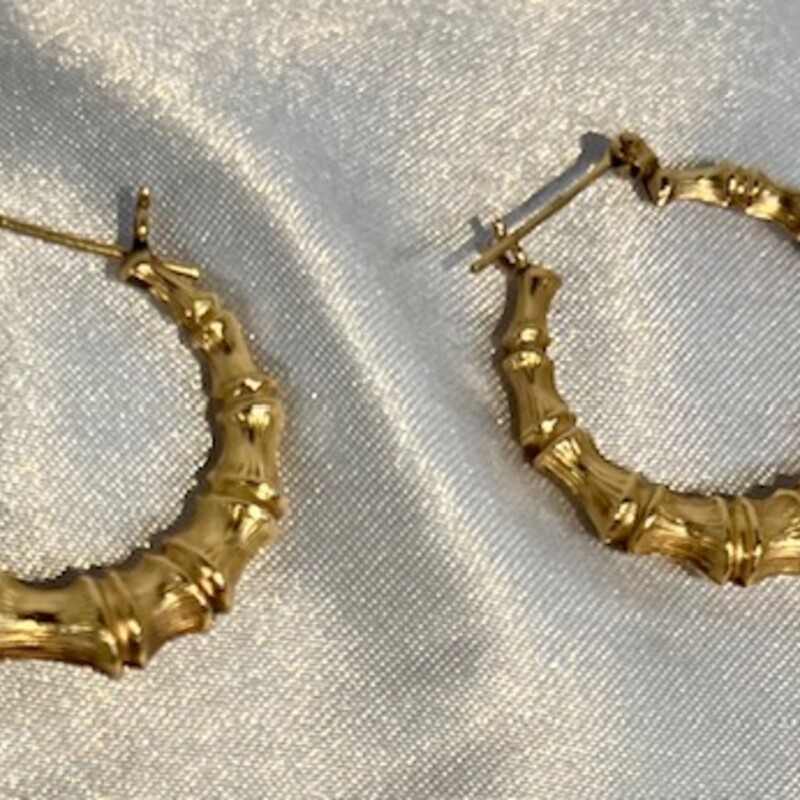 14k Bamboo Look Hoops
Gold Size: 1diameter
Weight: 2.5 grams