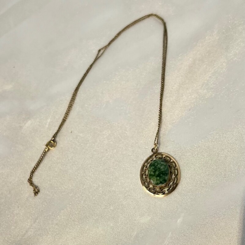 12k Oval Pendant Necklace
Gold Green Size: 17.5L
Weight: 2.7 grams