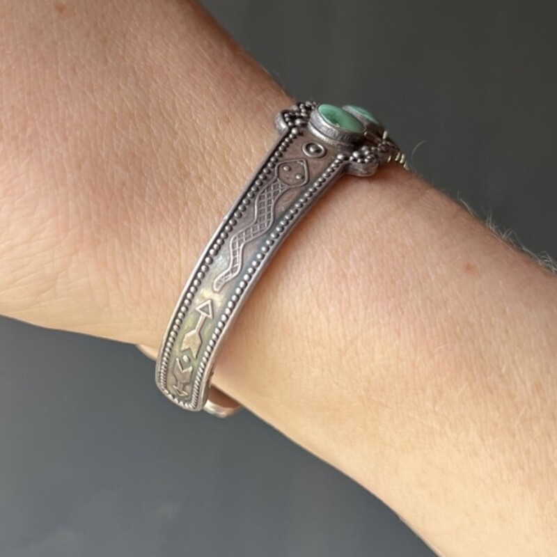 Sterling Silver Arrow Turquoise Cuff Bracelet
Silver Turquoise Size: 2.25diameter