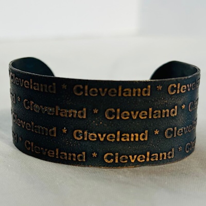 Cleveland Metal Bangle
Copper Brown Size: 2.5diameter