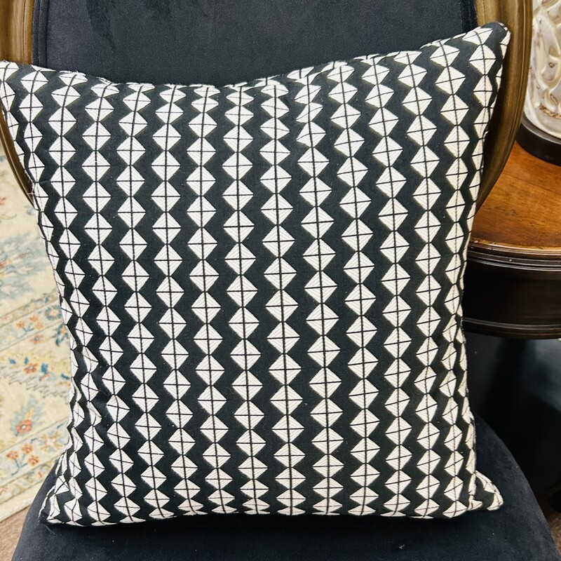 Diamond and Line Design Square Pillow
Black White
Size: 16 x 16