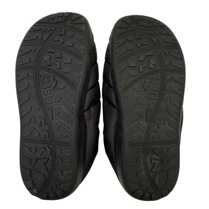 SUBU Slippers In Bag<br />
Ready for Your Next Trip!<br />
Quilted Soft Exterior<br />
Super Soft Fleece Lining Inside<br />
Color:  Black<br />
Size: 8-9