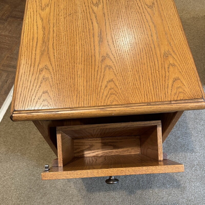 Oak Side Table<br />
One Drawer, One Door, One Magazine or Mail Holder<br />
18 Inches Wide, 23 Inches Deep, 24 Inches High