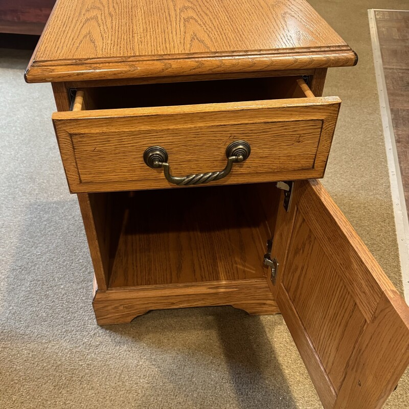 Oak Side Table<br />
One Drawer, One Door, One Magazine or Mail Holder<br />
18 Inches Wide, 23 Inches Deep, 24 Inches High