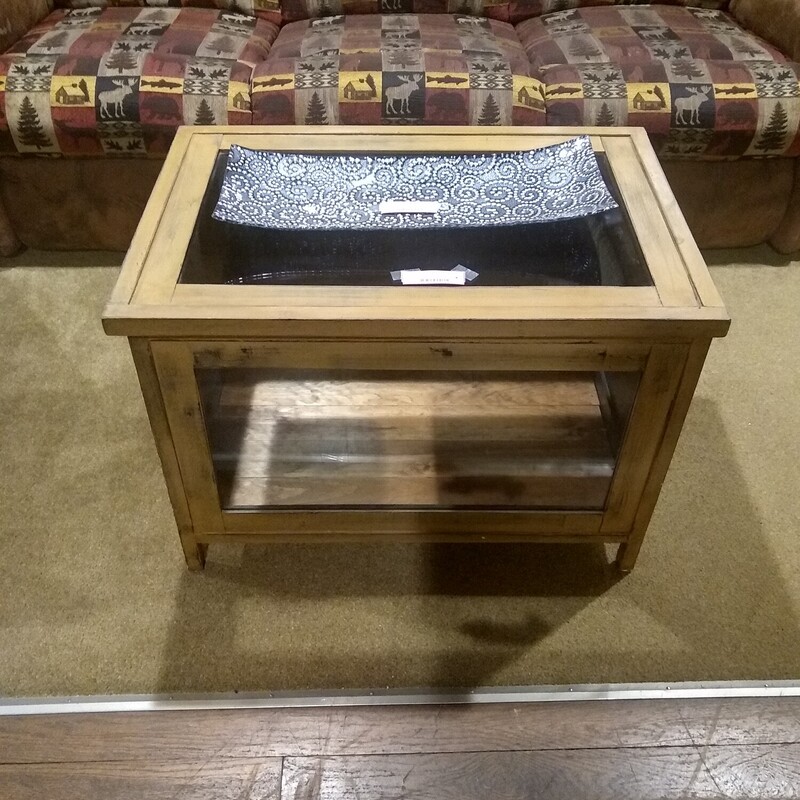 Glass/Wood Storage Table

Wood storage table with glass top and front.  Perfect for blankets!

Size: 31 in wide X 21 in deep X 33 in high