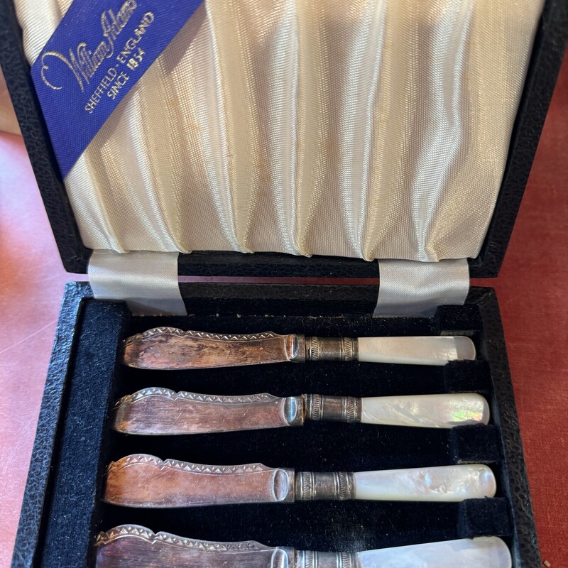 Set Of 4 Butter Knives
Silver Plated, Mother of Pearl Handles