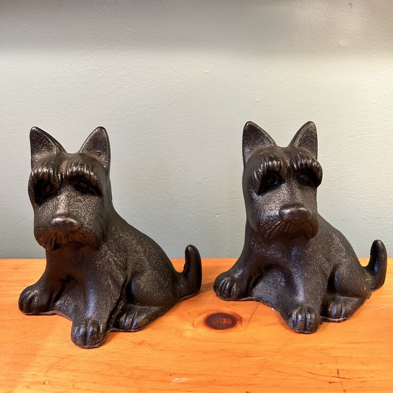 Cast Iron Scotty Bknds,
Size: 6 X 6
This pair of cast iron Scotty bookends were made in the 50s.  They are in excellent condition and have been re-felted.