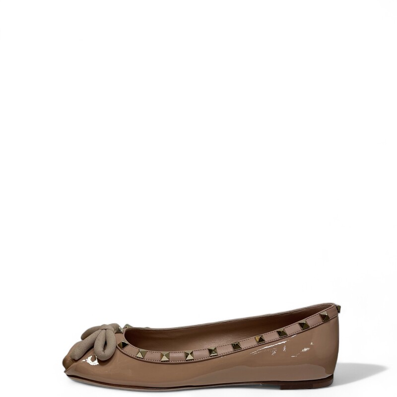 Valentino Garavani Rockstud patent leather ballerinas.

Platinum-finish studs
Fabric bow detail
Nappa leather trim
Heel height 5 mm / 0.2 in.
Made in Italy

Size: 39