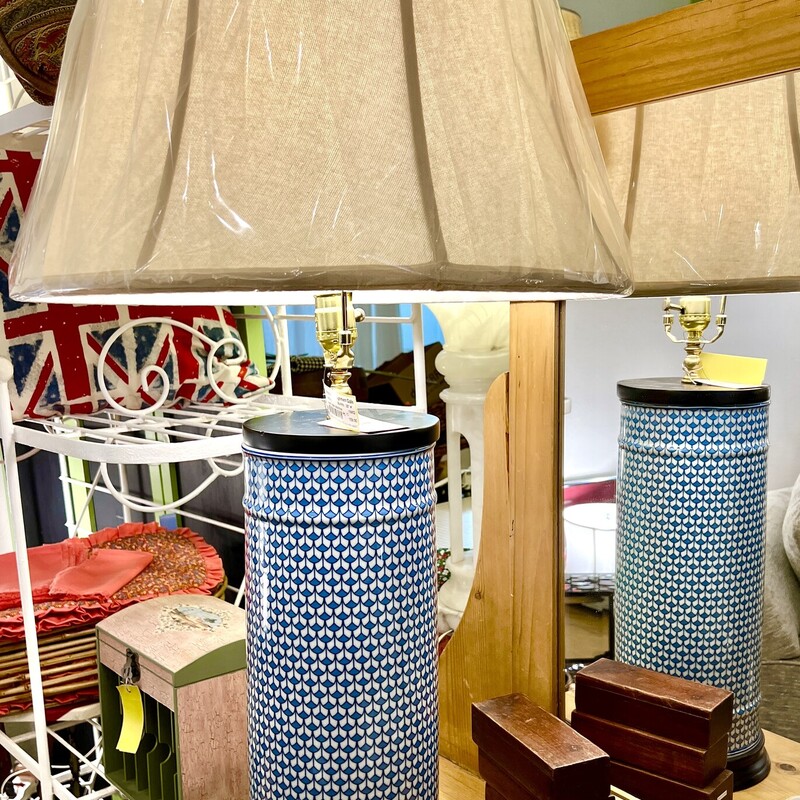 Lamp Table Indochine, Blue and White, Size: 35 H

Matching Lamp #15932, $169