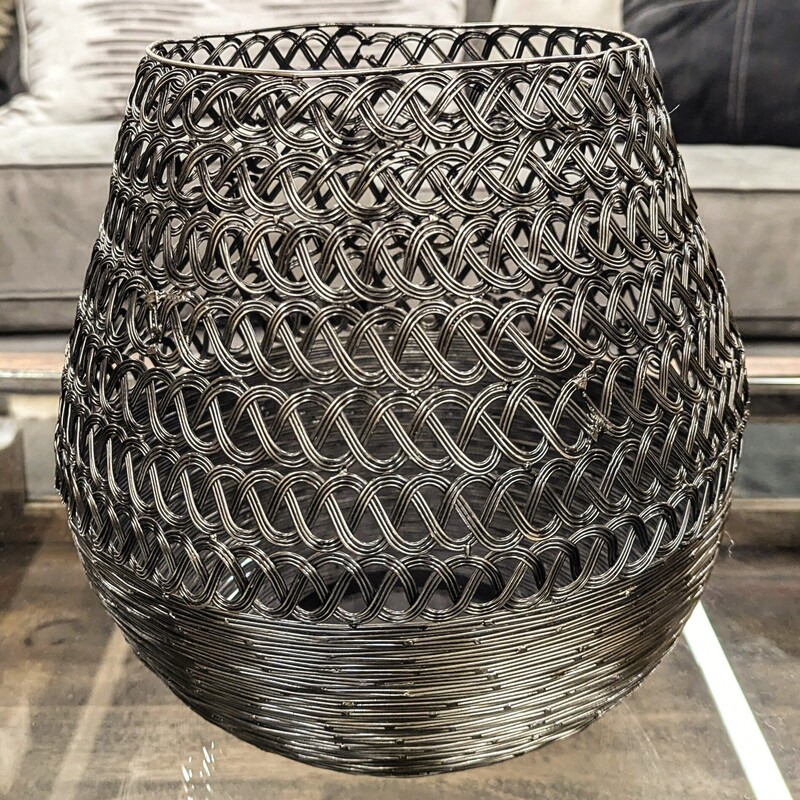 Woven Metal Open Vase
Dark Gray Silver
Size: 10 x 10.5H