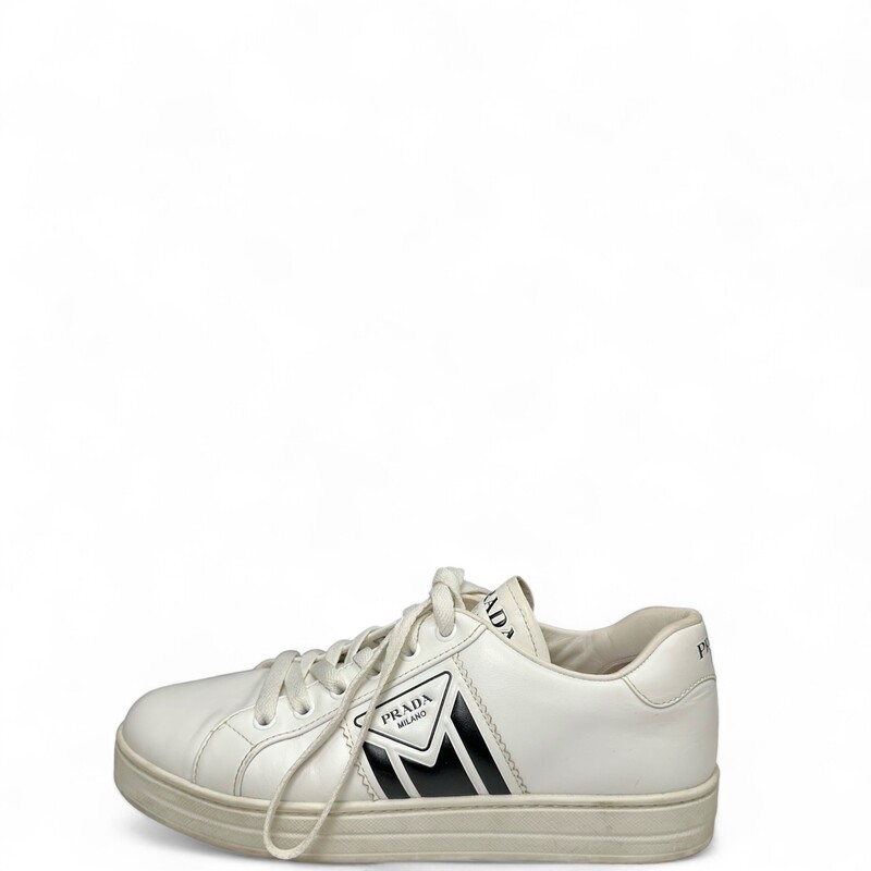 Prada Vitello Low Top White Sneakers

Size: 39

Light scuffing through out the shoes and crinkling of leather. Little dirty throughout the sneaker.

Code: 125

Made in Italy