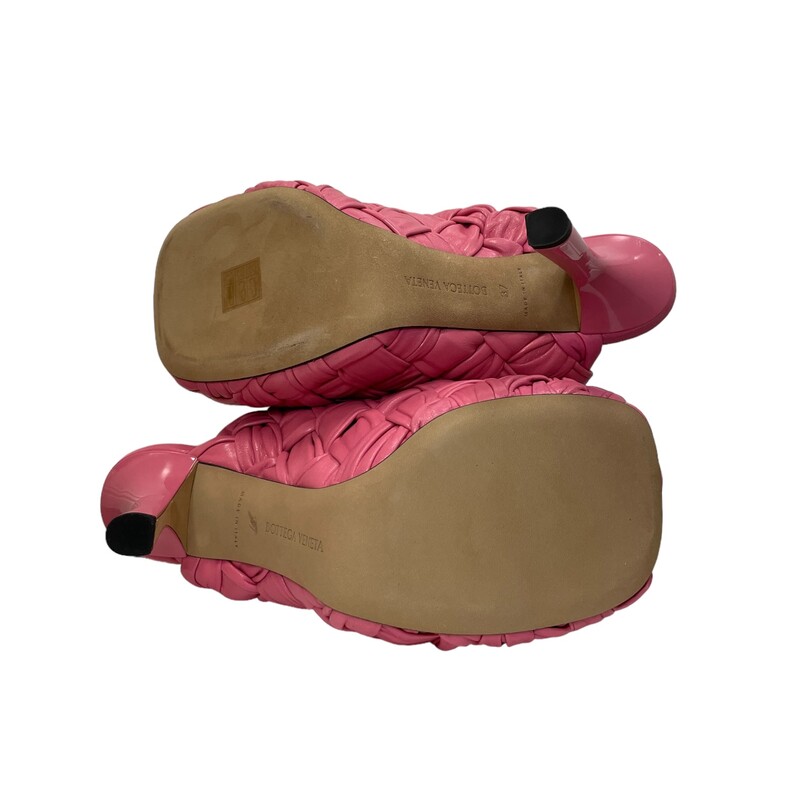 Bottega Veneta Bold Leather Mules Pink<br />
<br />
<br />
Size: 37<br />
<br />
Box and Dust Cover Included.<br />
<br />
Bottega Veneta Ladies Heels. SKU: 630149 VBT10 5610. Bottega Veneta Ladies BV Bold 105mm Mules. Crafted from leather and designed in the signature Intrecciato design, these mules feature slip-on style, square toe, branded insole and 105mm high heel.