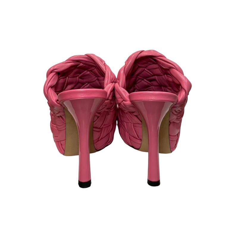 Bottega Veneta Bold Leather Mules Pink


Size: 37

Box and Dust Cover Included.

Bottega Veneta Ladies Heels. SKU: 630149 VBT10 5610. Bottega Veneta Ladies BV Bold 105mm Mules. Crafted from leather and designed in the signature Intrecciato design, these mules feature slip-on style, square toe, branded insole and 105mm high heel.