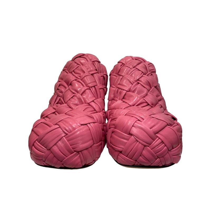 Bottega Veneta Bold Leather Mules Pink<br />
<br />
<br />
Size: 37<br />
<br />
Box and Dust Cover Included.<br />
<br />
Bottega Veneta Ladies Heels. SKU: 630149 VBT10 5610. Bottega Veneta Ladies BV Bold 105mm Mules. Crafted from leather and designed in the signature Intrecciato design, these mules feature slip-on style, square toe, branded insole and 105mm high heel.