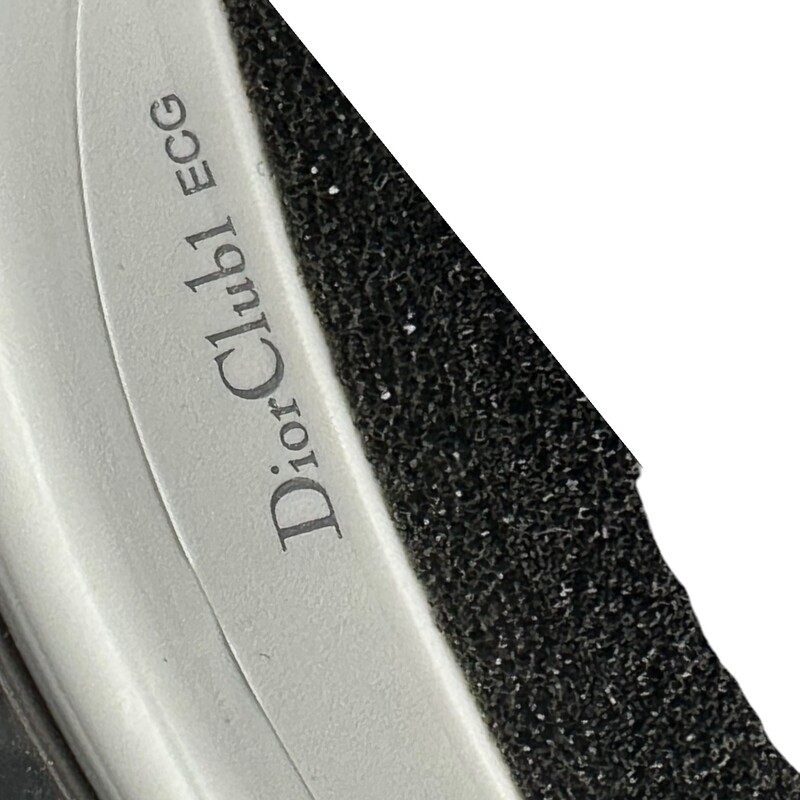 Dior Visor Club1 ECG Grey
Size: OS

Light Cracking on the top of the visor.