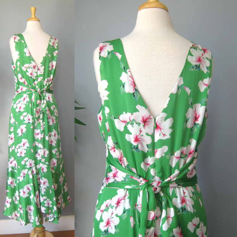 Pretty and feminine easy to wear dress from White House Black Market<br />
Vibrant green with white hibiscus flower print<br />
Perfect for a destination wedding or any summer event.<br />
v-neck with a little mesh extension along the v<br />
sleeveless<br />
sash ties can go in front or back.<br />
deep flounce at hem and uneven shape add to the movement.  Fab for the dance floor<br />
<br />
Size 8<br />
flat measurements:<br />
armpit to armpit: 21<br />
waist: 14.5<br />
hip: 22<br />
length: aprox 54<br />
<br />
thanks for looking!<br />
#77311