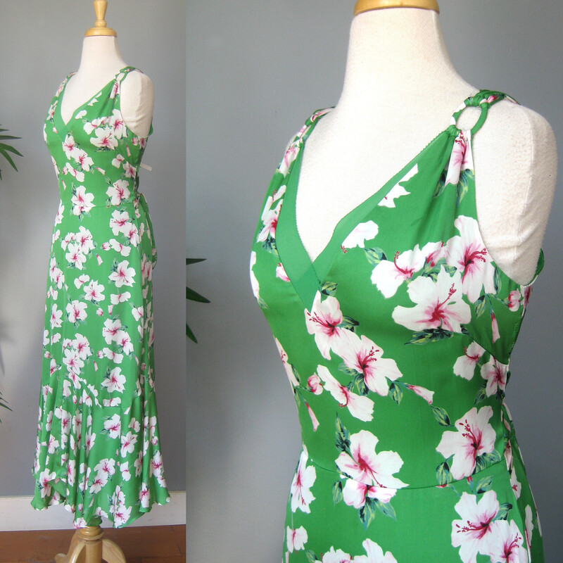 Pretty and feminine easy to wear dress from White House Black Market<br />
Vibrant green with white hibiscus flower print<br />
Perfect for a destination wedding or any summer event.<br />
v-neck with a little mesh extension along the v<br />
sleeveless<br />
sash ties can go in front or back.<br />
deep flounce at hem and uneven shape add to the movement.  Fab for the dance floor<br />
<br />
Size 8<br />
flat measurements:<br />
armpit to armpit: 21<br />
waist: 14.5<br />
hip: 22<br />
length: aprox 54<br />
<br />
thanks for looking!<br />
#77311