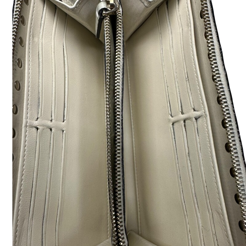 Valentino Rockstud Zip Wallet<br />
 Scratching