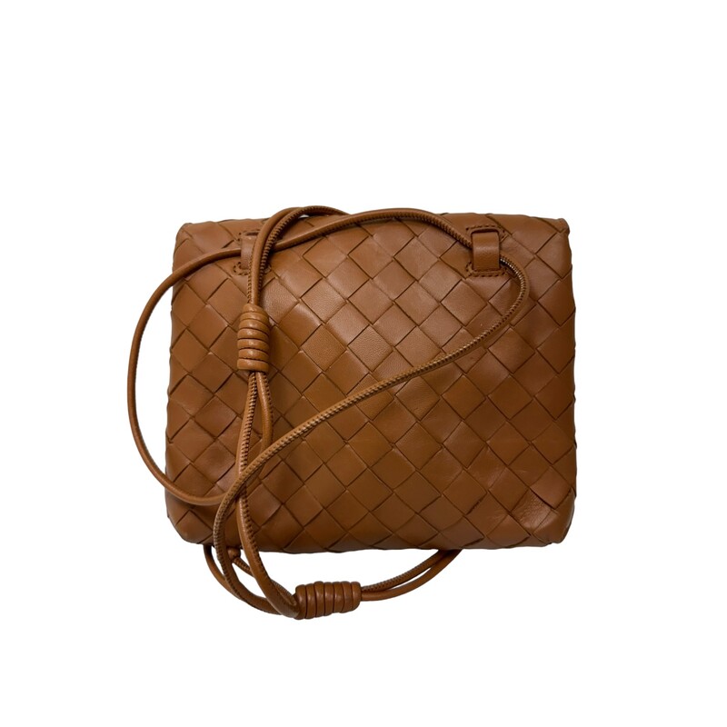 Bottega Veneta Shoulder Bag<br />
Brown Leather<br />
Intrecciato Weave<br />
Gold-Tone Hardware<br />
Single Adjustable Shoulder Strap<br />
Leather Lining & Single Interior Pocket<br />
Flap Closure at Front<br />
Includes Dust Bag<br />
<br />
Dimensions: Shoulder Strap Drop: 25<br />
Height: 6<br />
Width: 7.75<br />
Depth: 2