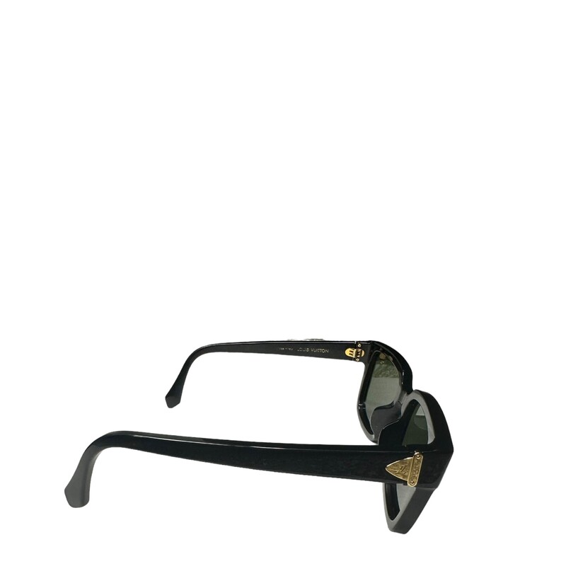 LV Glide Sunglasses<br />
The shades feature a square shape and the House's iconic S-lock hinges, which are engraved with the LV initials. For added visual texture, certain pairs come with marbled frames<br />
Code: Z1692E<br />
*Slightly crooked<br />
*Small Scratch on right corner