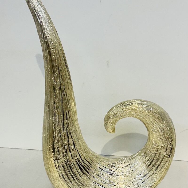 Textured Glitter Curved Sculpture
Gold
Size: 7.5 x 3.5 x 12