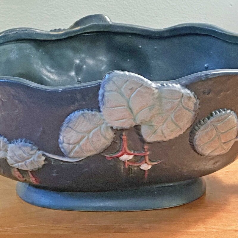 Roseville Pottery Bowl
13 In Wide x 8 In Deep x 5 In Tall.