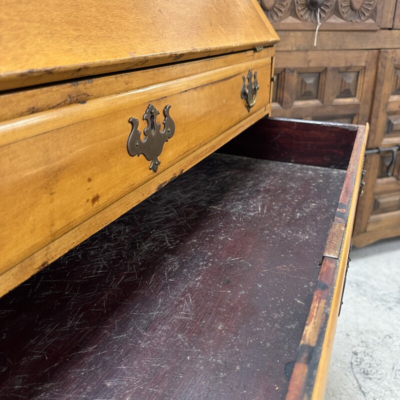 Gorgeous Antique Walnut Secretary Desk, Dovetail Craftmanship. In excellent condition for its age.<br />
Size: 39x43x20