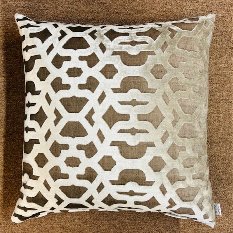 Thro Lattice Design Down Pillow
Silver
Size: 21 Sq