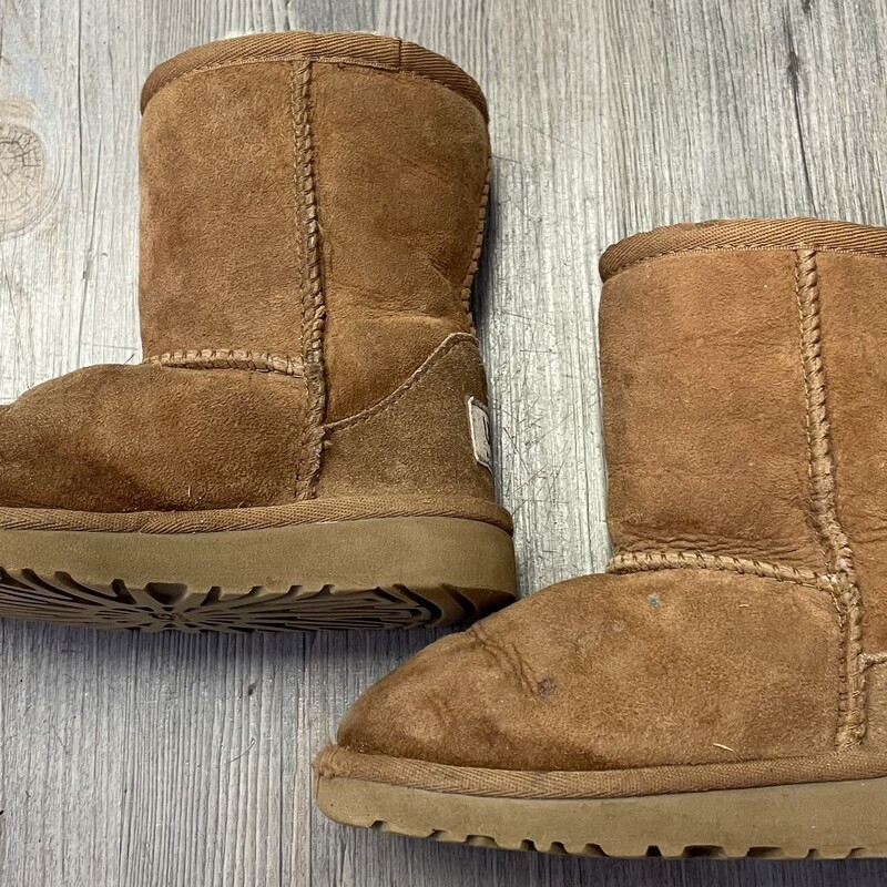 Uggs Short Boots, Chestnut, Size: 8T<br />
Damage on Toes