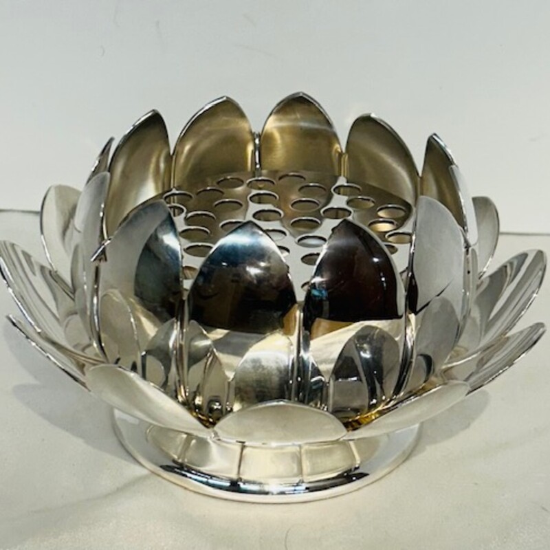 Reed & Barton Flower Frog
Silver
Size: 6.5x3.5H