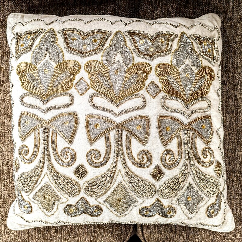 Kim Seybert Beaded Floral Pillow
Cream Silver Gold Size: 19 x 19H