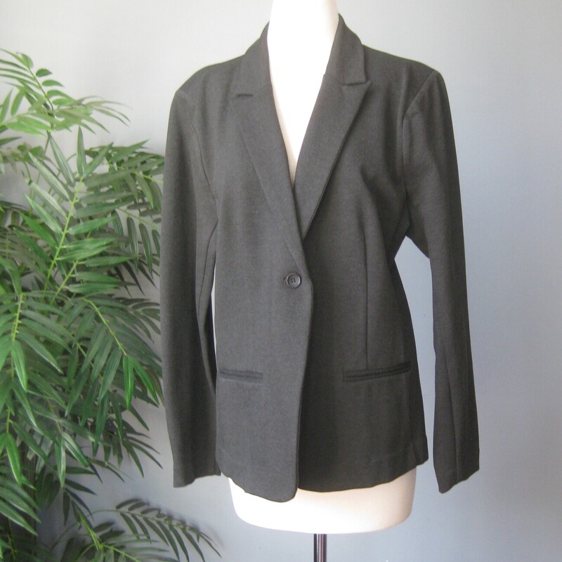 J Crew Knit Stretchy, Gray, Size: 16<br />
Professional structured look but comfortable and easy to wear because of the knit fabric<br />
A classic charcoal gray blazer from J Crew<br />
Single breasted, one button<br />
73 Viscose, 23% polyester, 4% elastane<br />
dark charcoal, the natural light was very strong the day I took these photos, the jacket is darker gray, almost black in person.<br />
unlined with beautifully finished Hong Kong seams inside<br />
Size 16<br />
flat measurements:<br />
shoulder to shoulder: 16.5<br />
armpit to armpit: 22<br />
waist area: 22<br />
width at hem: 25<br />
length: 28.5<br />
underarm sleeve seam length: 19.5<br />
<br />
like new condition<br />
<br />
Thanks for looking!<br />
#69256