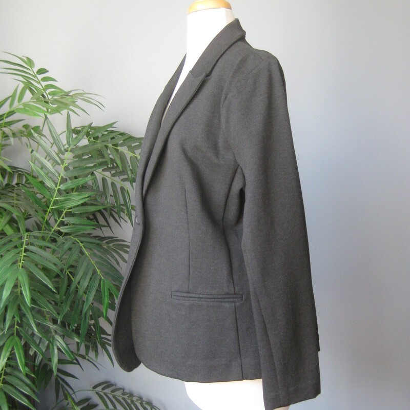 J Crew Knit Stretchy, Gray, Size: 16<br />
Professional structured look but comfortable and easy to wear because of the knit fabric<br />
A classic charcoal gray blazer from J Crew<br />
Single breasted, one button<br />
73 Viscose, 23% polyester, 4% elastane<br />
dark charcoal, the natural light was very strong the day I took these photos, the jacket is darker gray, almost black in person.<br />
unlined with beautifully finished Hong Kong seams inside<br />
Size 16<br />
flat measurements:<br />
shoulder to shoulder: 16.5<br />
armpit to armpit: 22<br />
waist area: 22<br />
width at hem: 25<br />
length: 28.5<br />
underarm sleeve seam length: 19.5<br />
<br />
like new condition<br />
<br />
Thanks for looking!<br />
#69256