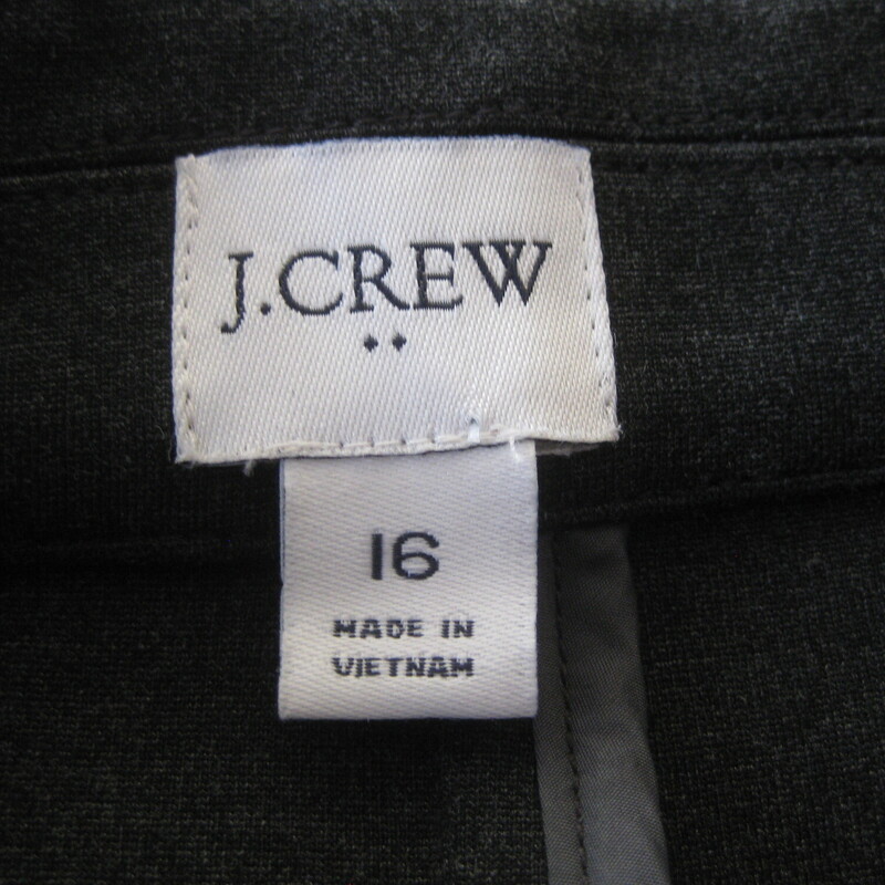 J Crew Knit Stretchy, Gray, Size: 16
Professional structured look but comfortable and easy to wear because of the knit fabric
A classic charcoal gray blazer from J Crew
Single breasted, one button
73 Viscose, 23% polyester, 4% elastane
dark charcoal, the natural light was very strong the day I took these photos, the jacket is darker gray, almost black in person.
unlined with beautifully finished Hong Kong seams inside
Size 16
flat measurements:
shoulder to shoulder: 16.5
armpit to armpit: 22
waist area: 22
width at hem: 25
length: 28.5
underarm sleeve seam length: 19.5

like new condition

Thanks for looking!
#69256