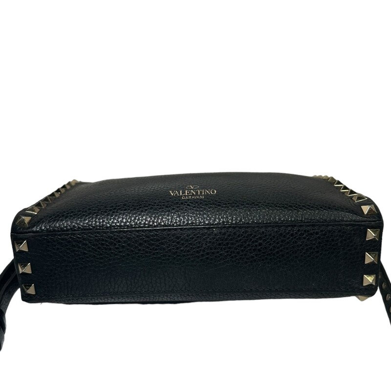 Valentino Rockstud Crossbody<br />
 Black<br />
Size: OS<br />
 Stains on inside<br />
Minor scatching