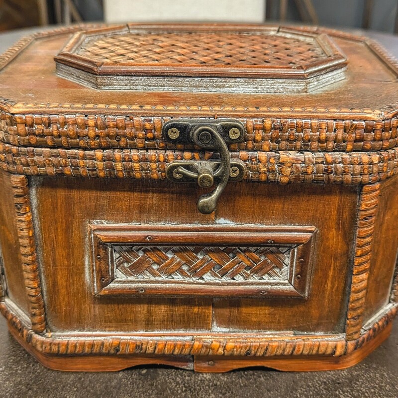 Wicker Wood Chest
Brown
Size: 11 x 8 x 7H