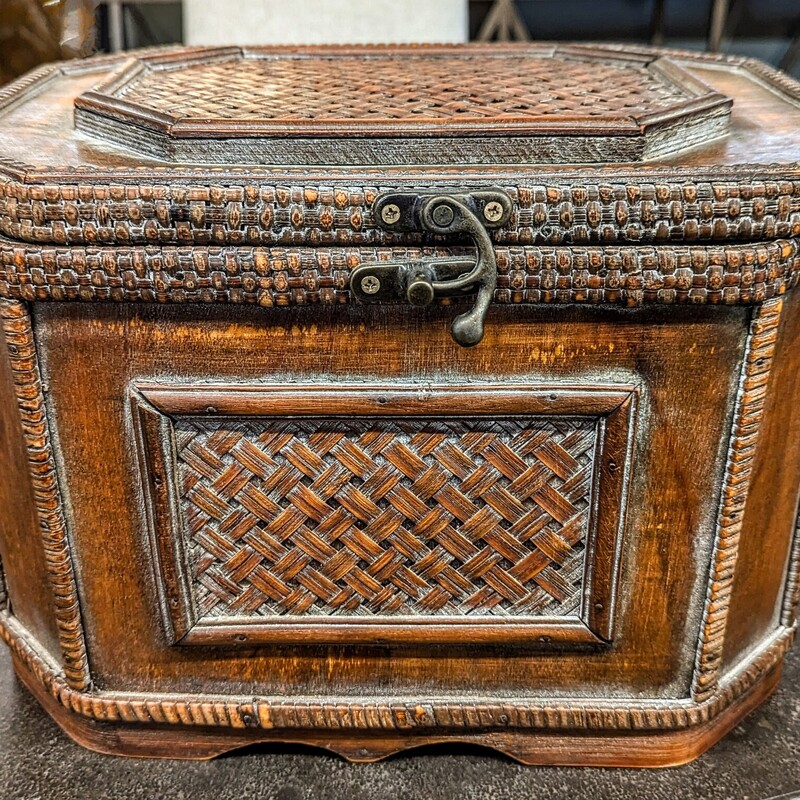 Wicker Wood Chest
Brown
Size: 13 x 10 x 9.5H