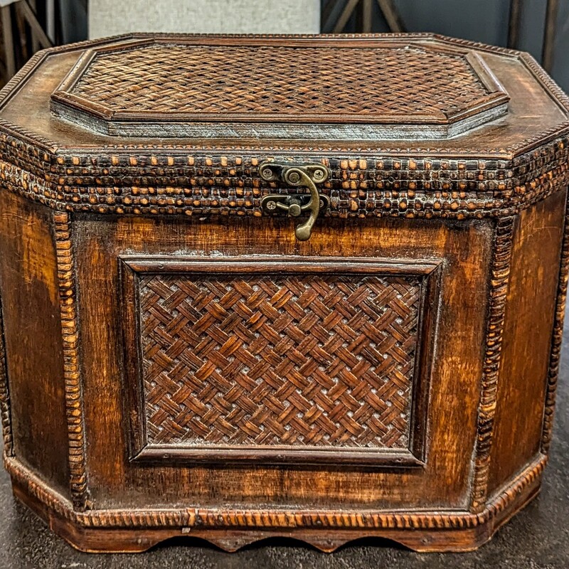 Wicker Wood Chest
Brown
Size: 16 x 12 x 12H