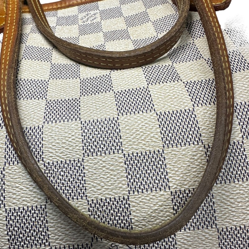 Louis Vuitton Neverfull, Azur, Size: PM<br />
<br />
Dimensions:<br />
11.4 x 8.3 x 4.7 inches<br />
(length x Height x Width)<br />
<br />
Date Code: SD4133<br />
<br />
Note: Major staining inside and on the leather.