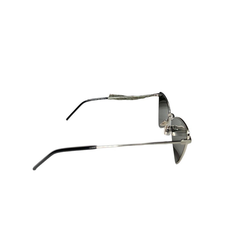 Saint Laurent Jerry SL303<br />
<br />
Light scratching on lens<br />
<br />
Comes with Case