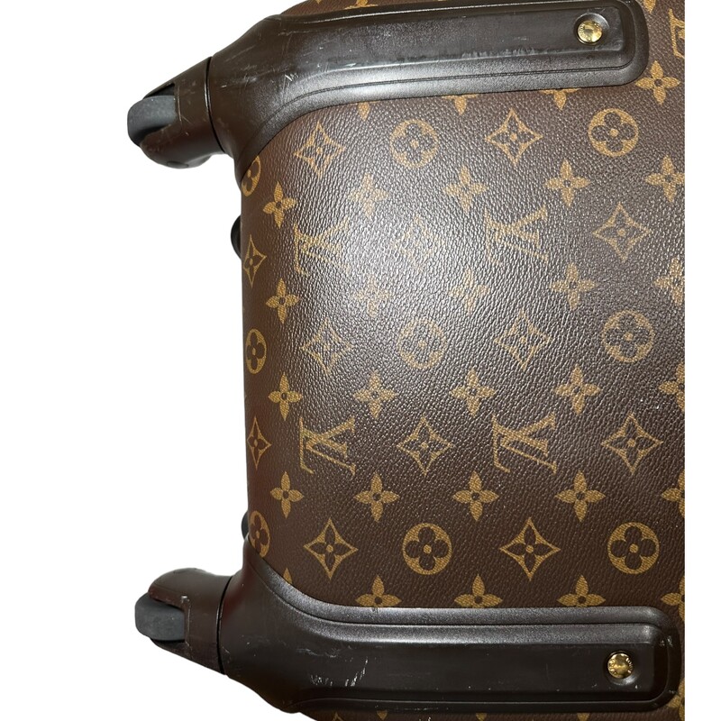 Louis Vuitton Zephyr 55 Monogram<br />
<br />
Dimensions:<br />
Length: 37 cm,Width: 23 cm,Height: 55 cm<br />
Handle Drop: 2 cm<br />
<br />
Date Code:<br />
DR0164<br />
<br />
Marks on the wheels from use. A few light marks on the canvas.