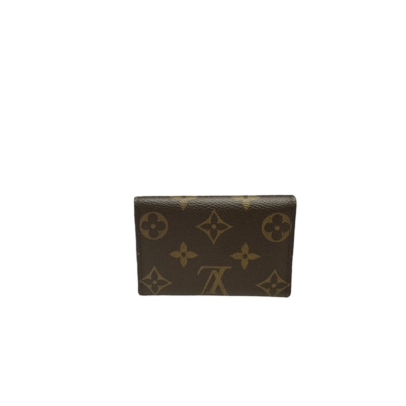 LOUIS VUITTON Monogram 6 Key Multicles Holder in Fuchsia. This stylish key holder is created of classic Louis Vuitton monogram on coated canvas and a gold snap button. It opens to a fuchsia cross grain leather interior with 6 brass key holders.
Dimensions:
Base length: 4.25 in
Height: 2.75 in
Width: 0.5 in
Code:
CT3290
Comes with dust bag and box