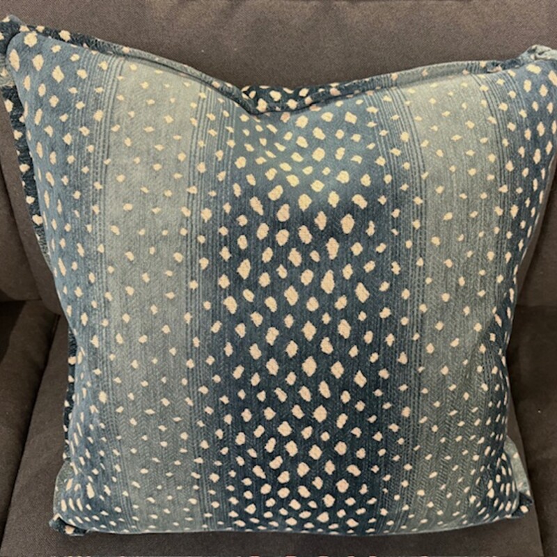 Antelope Gdown Pillow
Teal Cream Velour
Goosedown
Size: 21x21
Matching Pillow Sold Separately