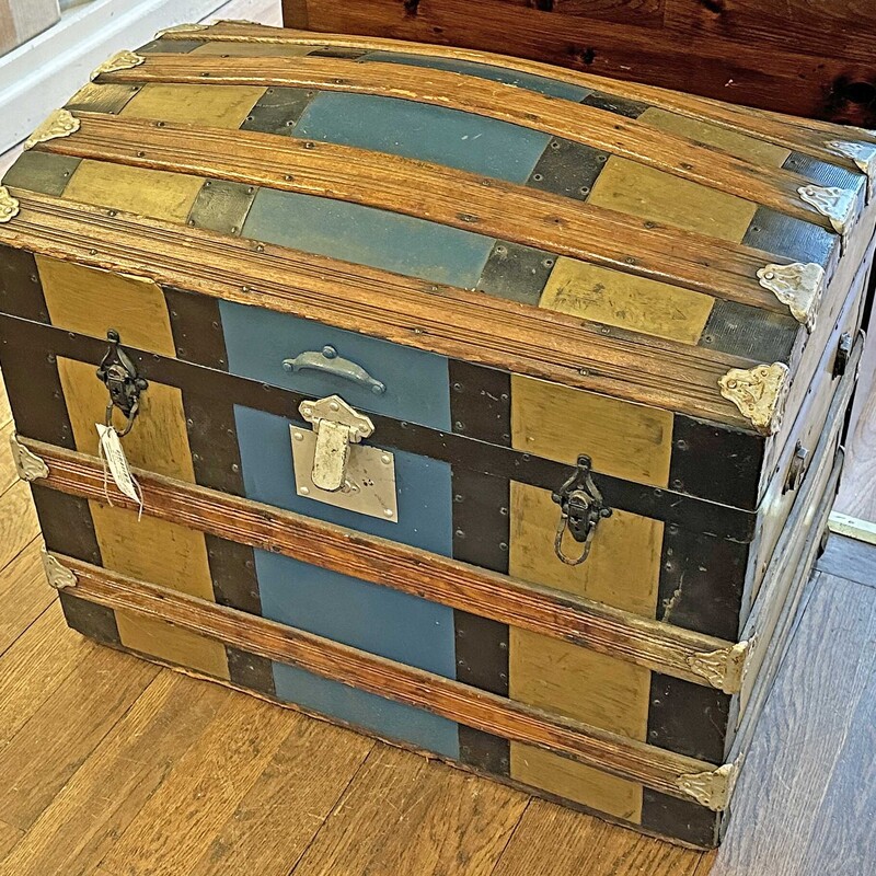 Vtg Trunk Missing Handles

Unique vintage trunk in good condition.  Trunk is painted inside with a distressed blue paint.  Handles are missing but this is a nice piece!

Size: 29 in wide X 18 in deep X 23 in high