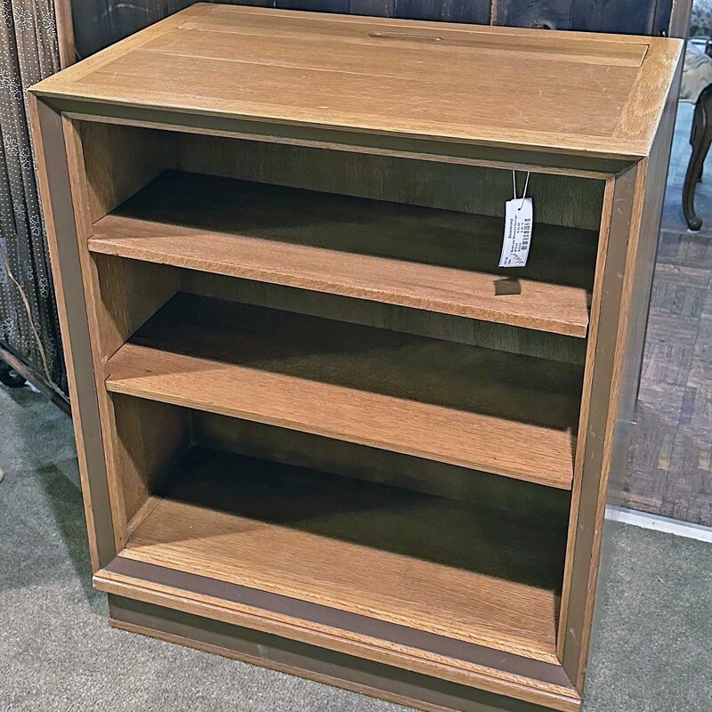 Bookcase 2Shelves/Storage

Bookcase in good condition with 2 shelves and a lift top storage area.

Size: 28 in wide X 18 in deep X 33 in high