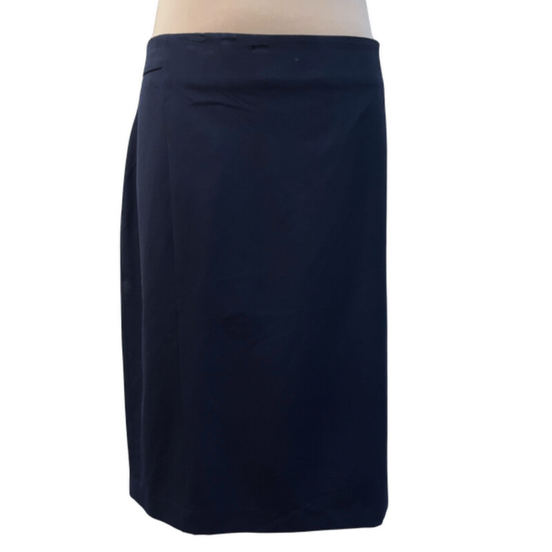 NEW Ann Taylor Skirt<br />
Navy<br />
Size: 18<br />
Retails for $89.00