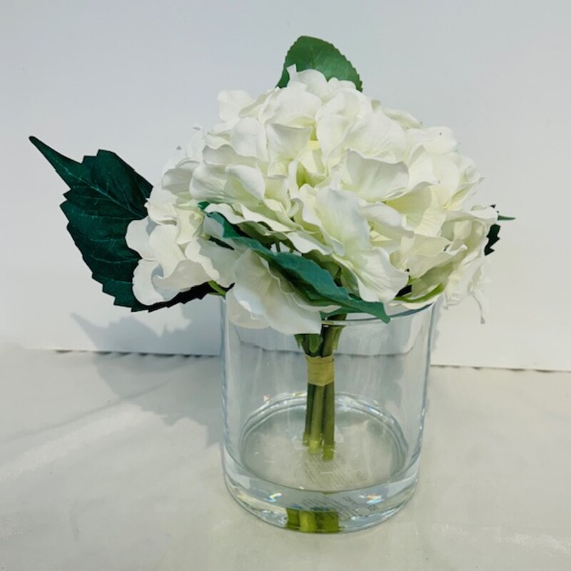 Pottery Barn Faux Hydrangeas in Glass Pot
White Green Clear Size: 9 x 9H
Retails: $49.50