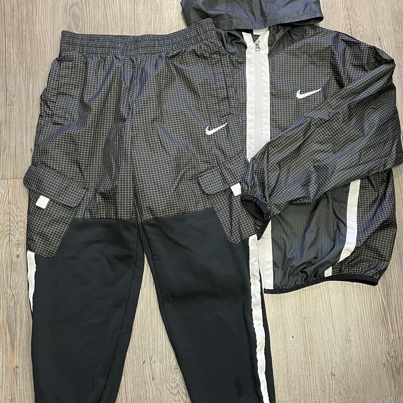 Nike 2pc Active Clothing, Black,/Charcoal
 Size: 11-12Y
Original Size XL